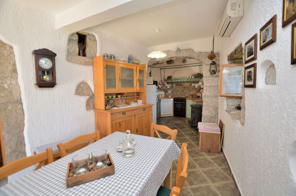 Private kitchen | Fridge, microwave, oven, stovetop