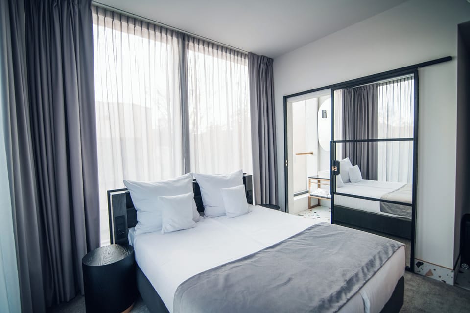 Standard Room, 1 King Bed, Non Smoking | In-room safe, desk, laptop workspace, free WiFi
