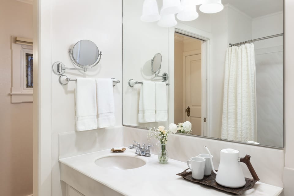 Superior Room, 1 King Bed, Fireplace, Ocean View | Bathroom | Free toiletries, hair dryer, bathrobes, towels