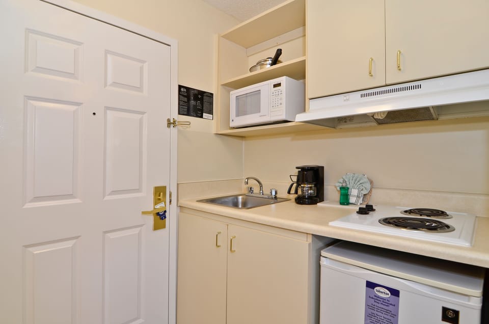Full-size fridge, microwave, stovetop, coffee/tea maker