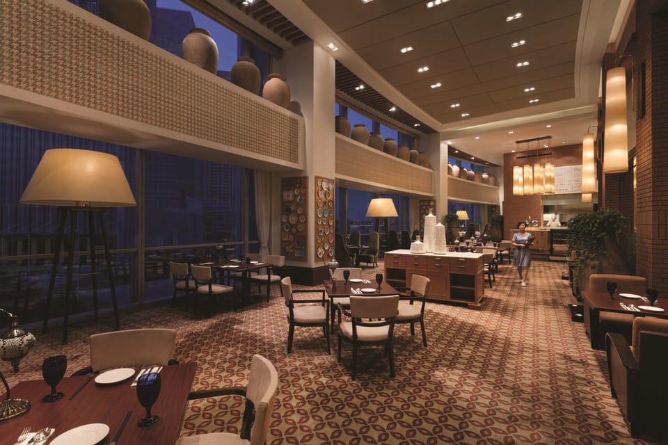 3 restaurants; breakfast, lunch, and dinner served