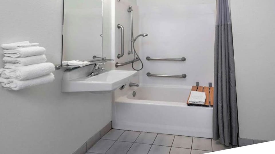 Combined shower/tub, free toiletries, towels, soap