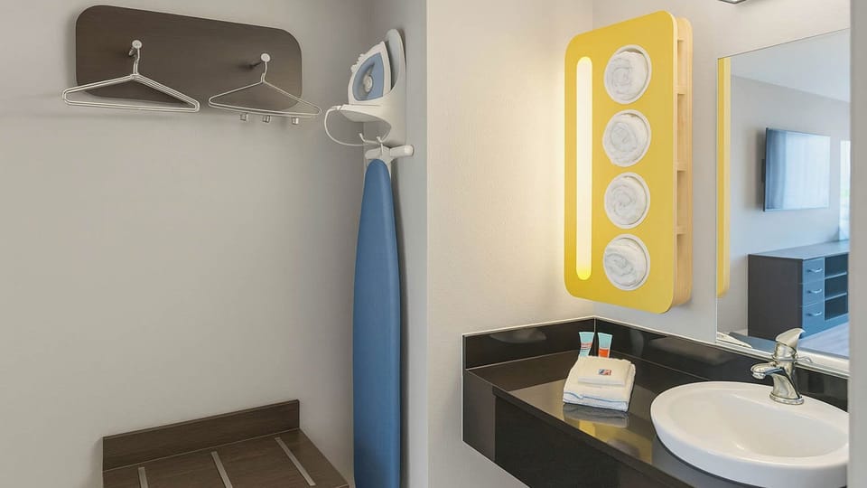 Combined shower/tub, free toiletries, towels, soap