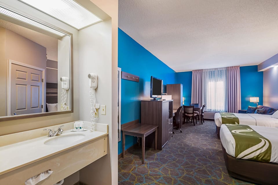 Pillowtop beds, desk, iron/ironing board, free WiFi