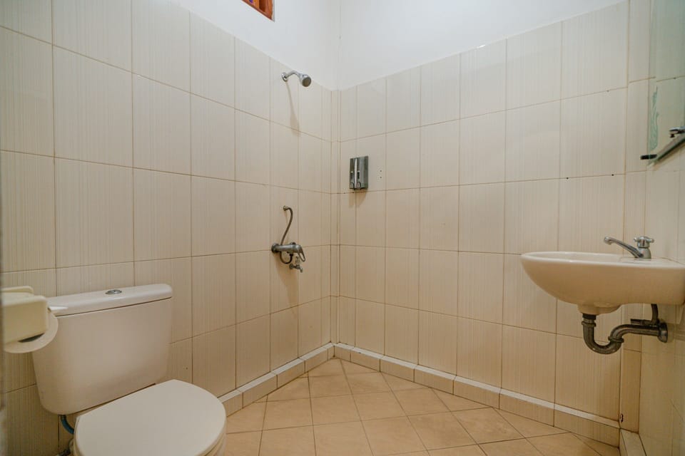 Standard Room | Bathroom | Shower, free toiletries, hair dryer, towels