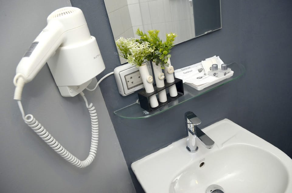 Standard Double Room | Bathroom sink