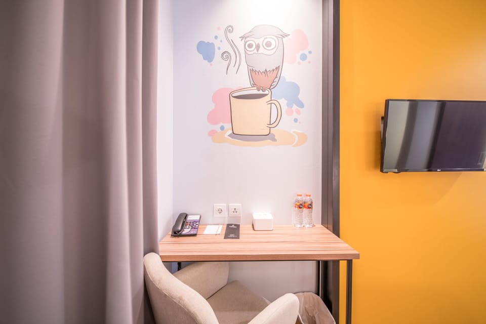 Sunshine Day Room | Desk, free WiFi, bed sheets
