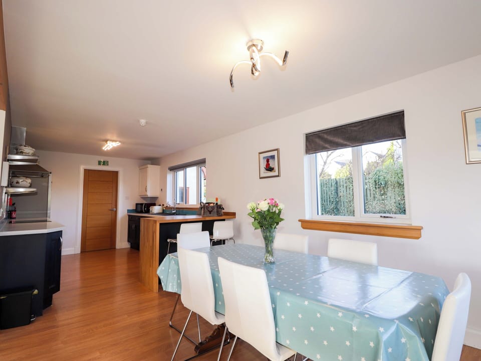 Cottage | Dining