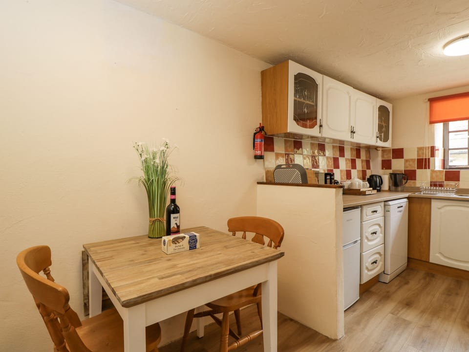 Cottage | Dining