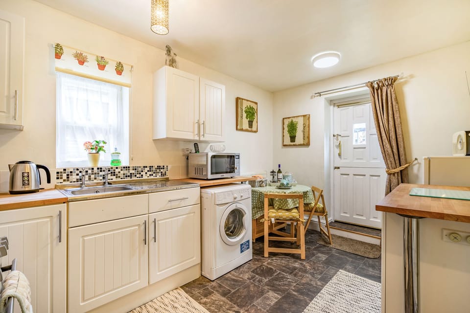 Cottage | Private kitchen | Fridge, electric kettle, toaster, cookware/dishes/utensils