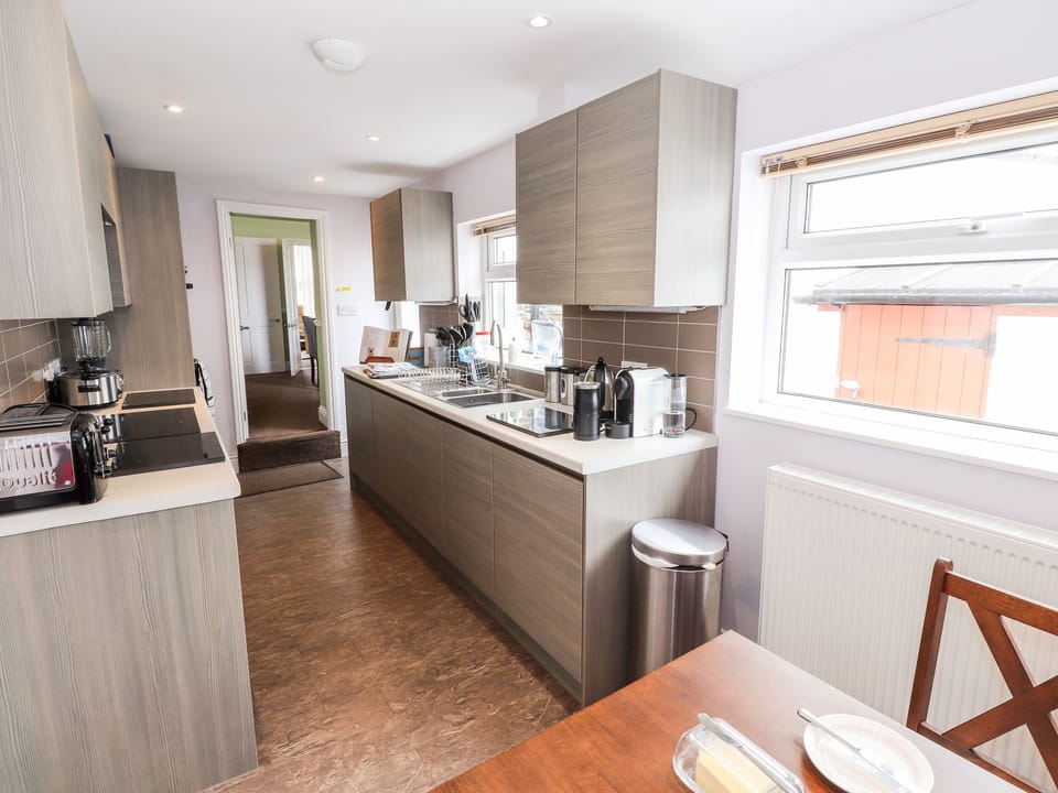 Cottage | Private kitchen | Fridge, dishwasher, electric kettle, toaster