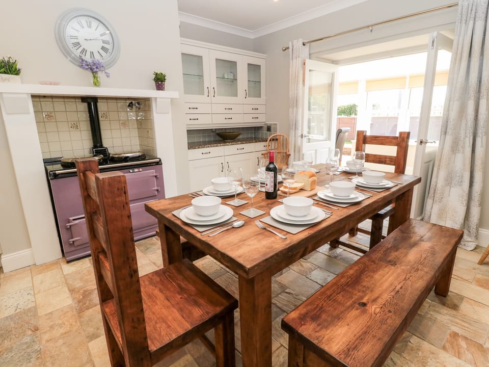 Cottage | Private kitchen | Fridge, dishwasher, electric kettle, toaster
