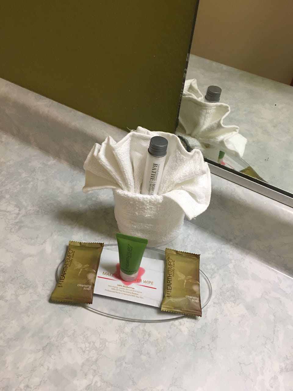 Standard Room, 1 Queen Bed, Non-Smoking, Street View (Includes 1 Parking Space) | Bathroom | Hydromassage showerhead, designer toiletries, hair dryer, soap