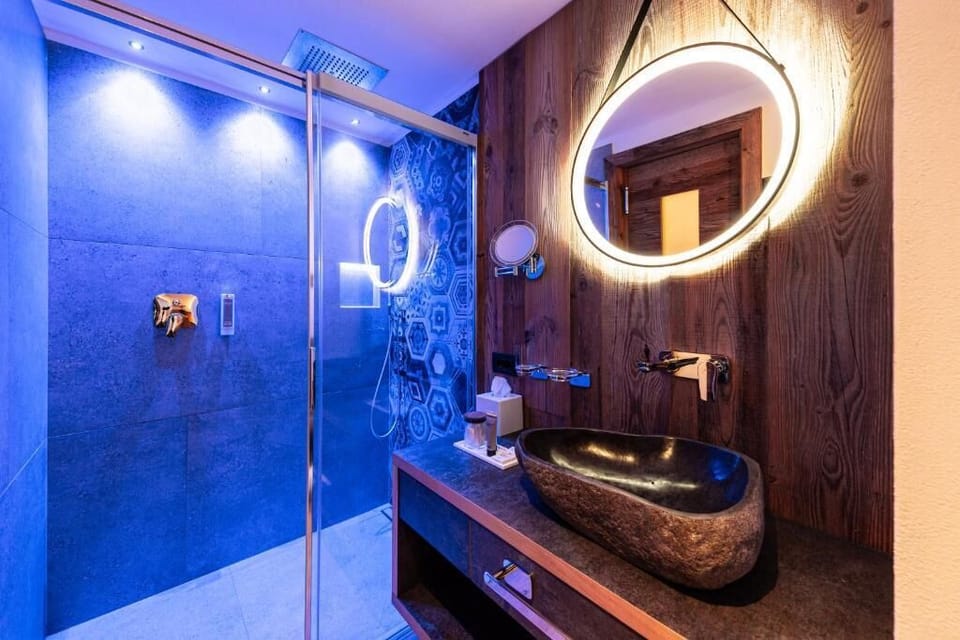 Shower, hair dryer, bathrobes, slippers