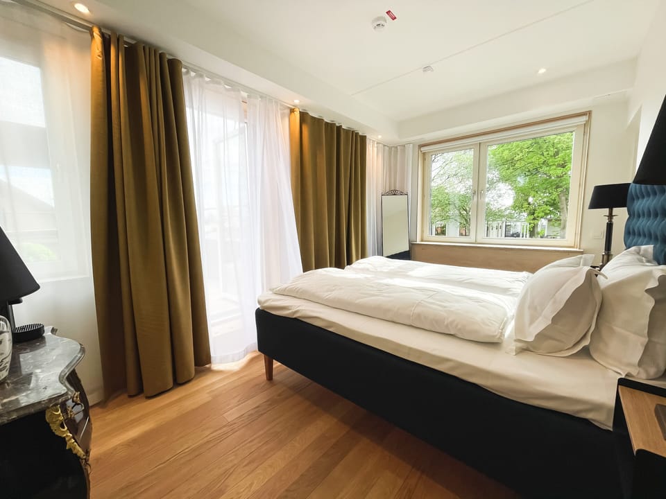 Exclusive Suite | Premium bedding, minibar, desk, blackout drapes