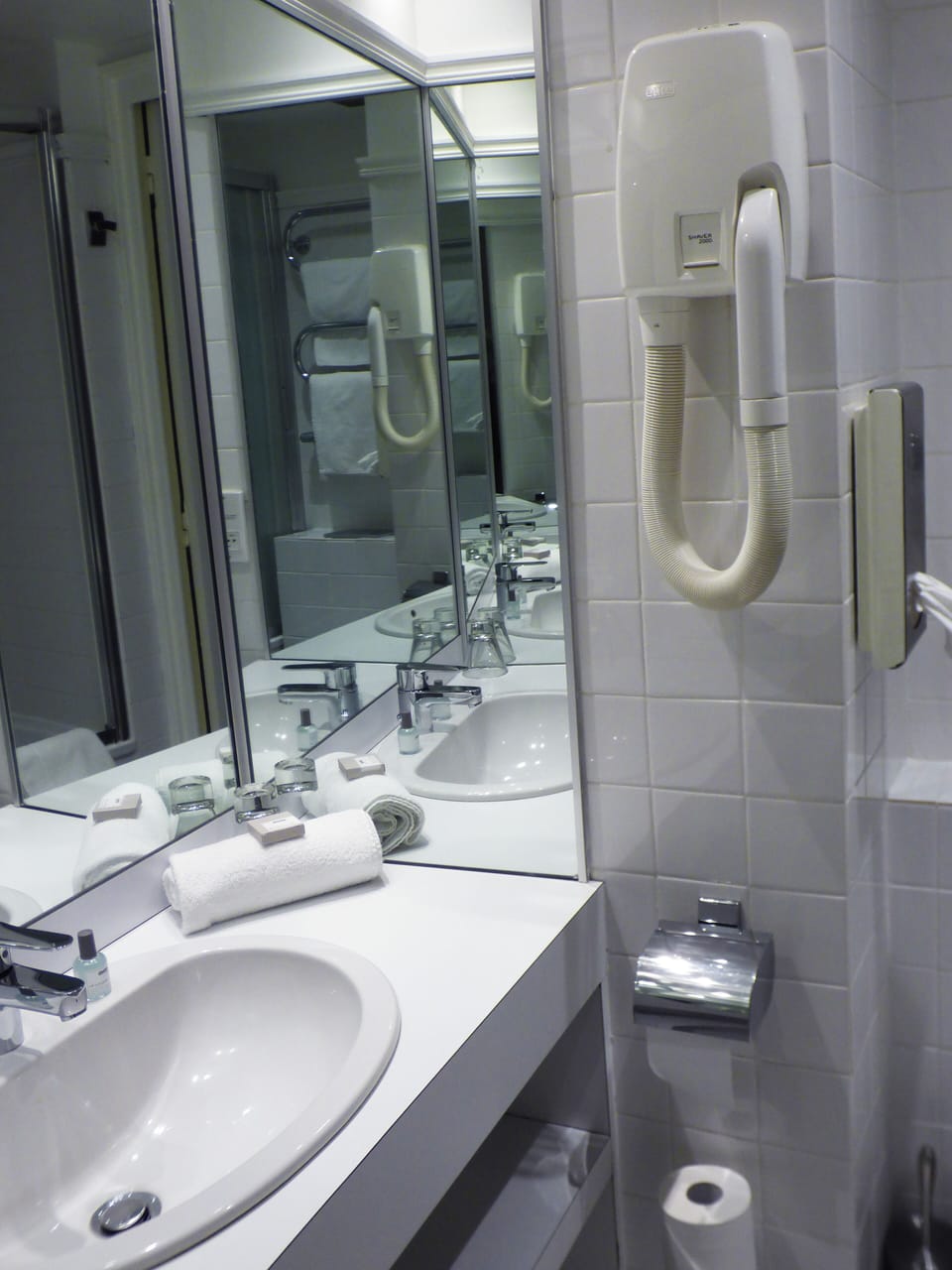 Superior Twin Room | Bathroom | Hydromassage showerhead, free toiletries, hair dryer, towels