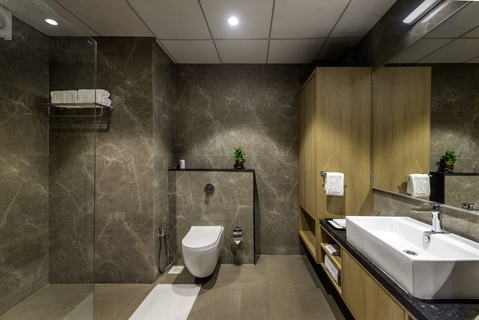 Shower, free toiletries, towels