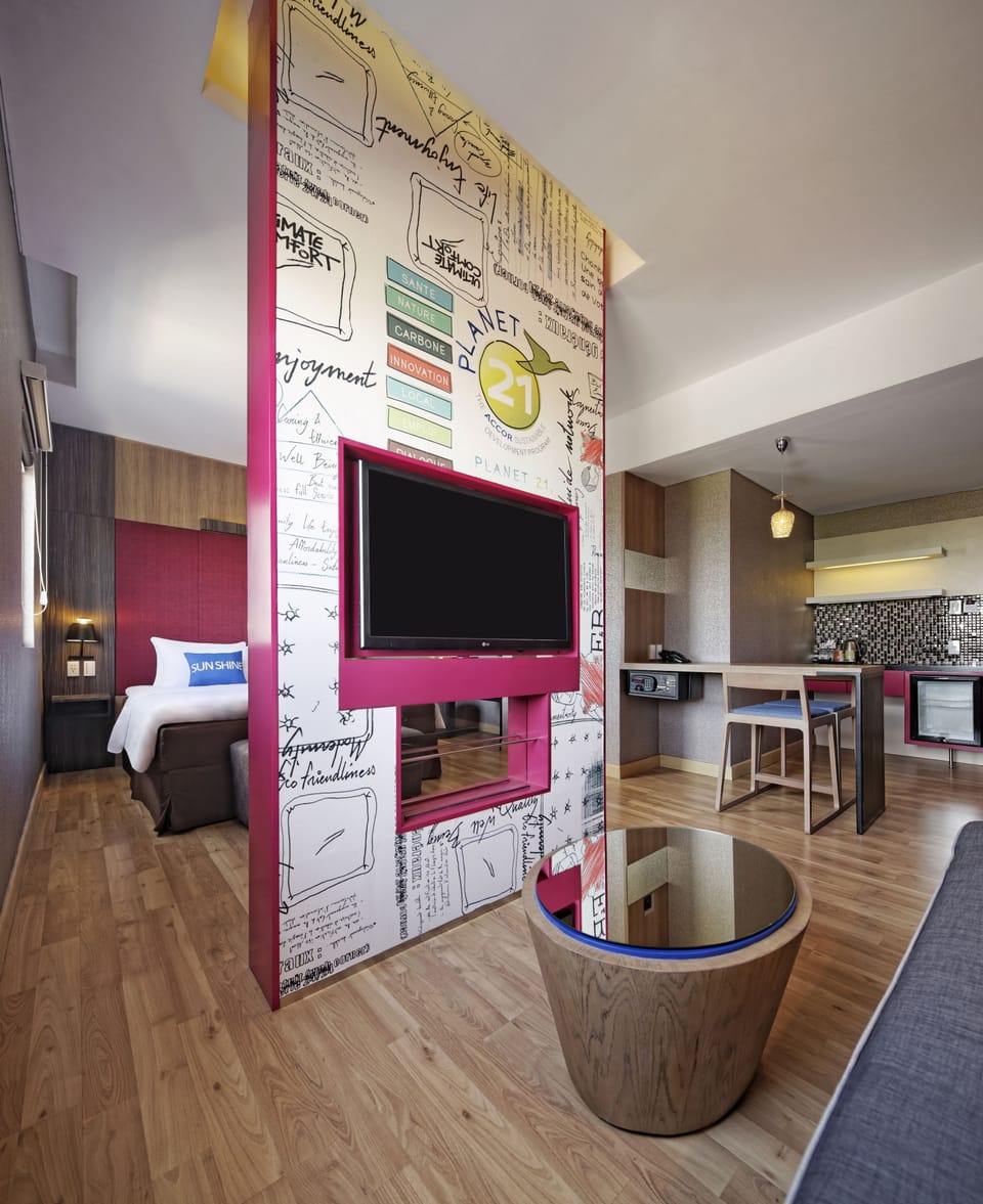 Business Suite, Mountain View | Minibar, in-room safe, desk, blackout drapes