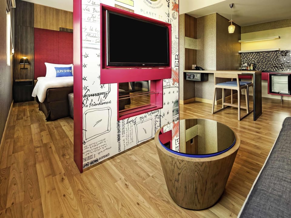 Business Suite, Mountain View | Minibar, in-room safe, desk, blackout drapes