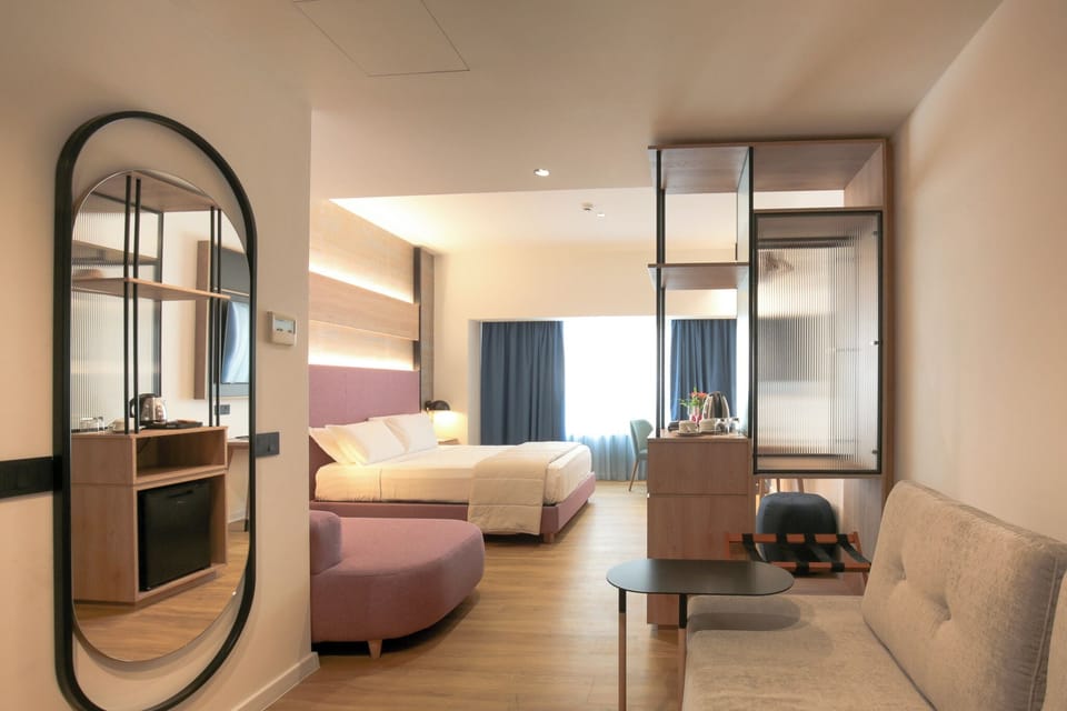 Executive Double Room, 1 Double or 2 Twin Beds | Hypo-allergenic bedding, down comforters, memory foam beds, minibar