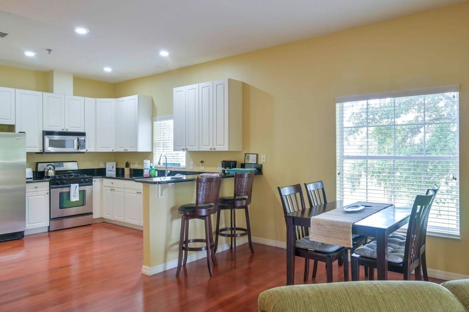 Full-size fridge, microwave, dishwasher, coffee/tea maker