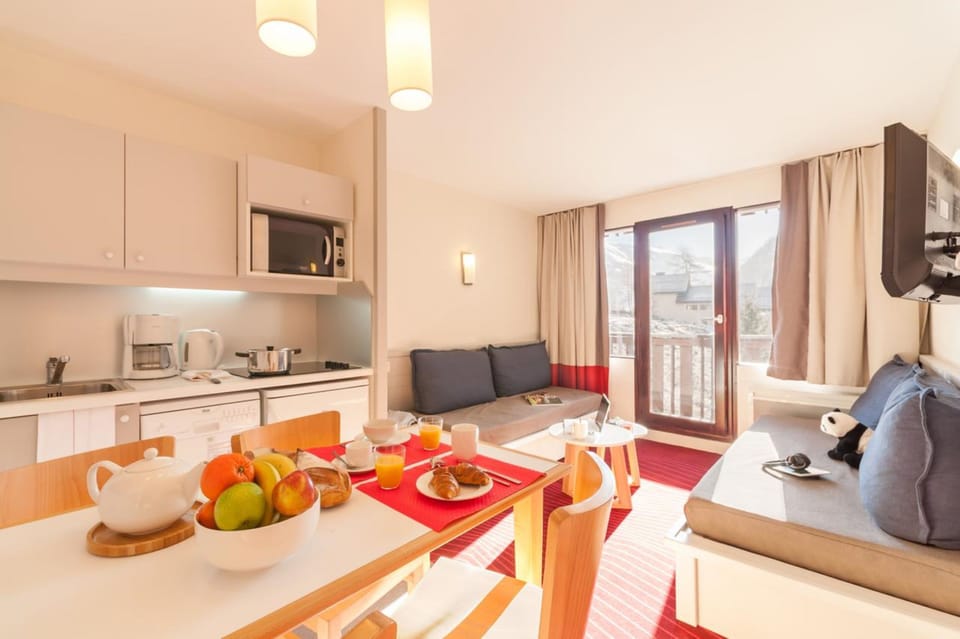Basic Apartment, Ensuite, Mountain View (App 621) | Living area