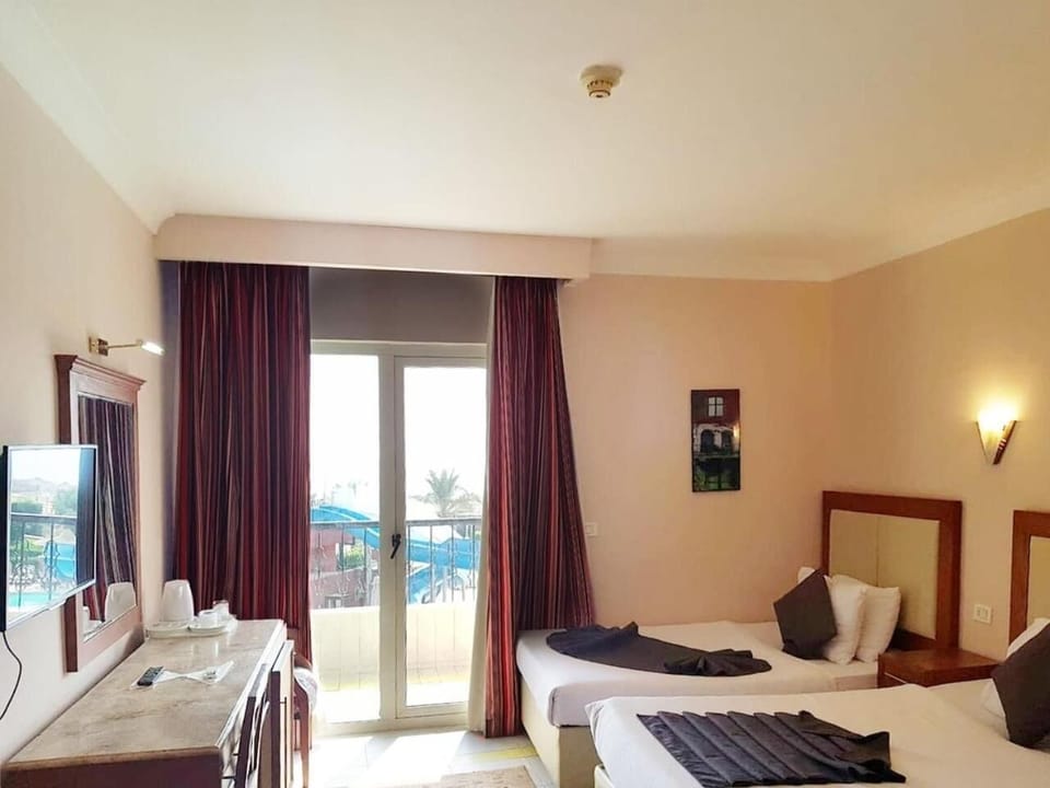 Deluxe Double or Twin Room, Sea View | Minibar, in-room safe, desk, blackout drapes