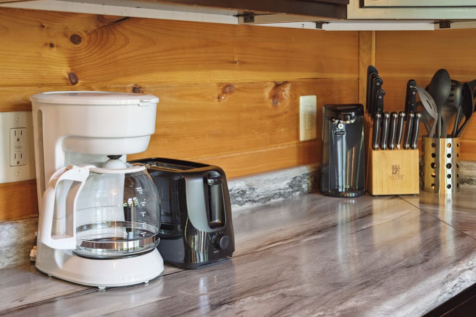 Cabin, 3 Bedrooms | Coffee and/or coffee maker