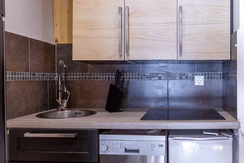 Studio, Ensuite, Mountain View (Avec Jardin - App 17) | Private kitchenette | Fridge, microwave, espresso maker, electric kettle
