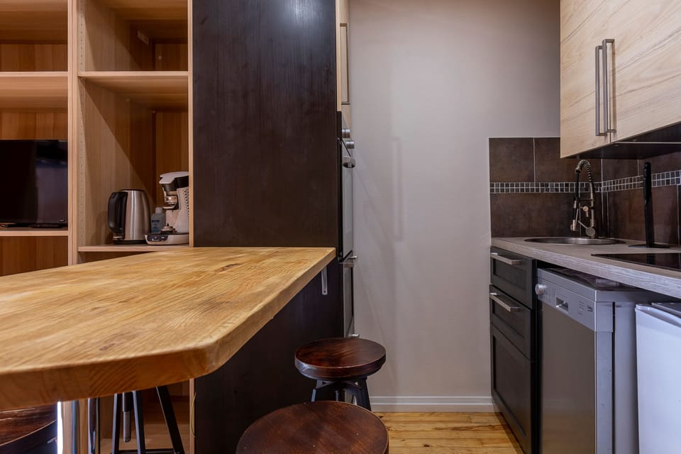 Studio, Ensuite, Mountain View (Avec Jardin - App 17) | Private kitchen | Fridge, microwave, espresso maker, electric kettle