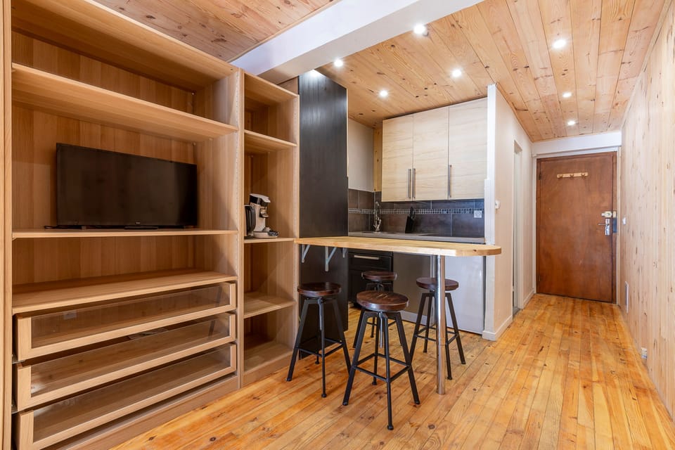 Studio, Ensuite, Mountain View (Avec Jardin - App 17) | Private kitchenette | Fridge, microwave, espresso maker, electric kettle