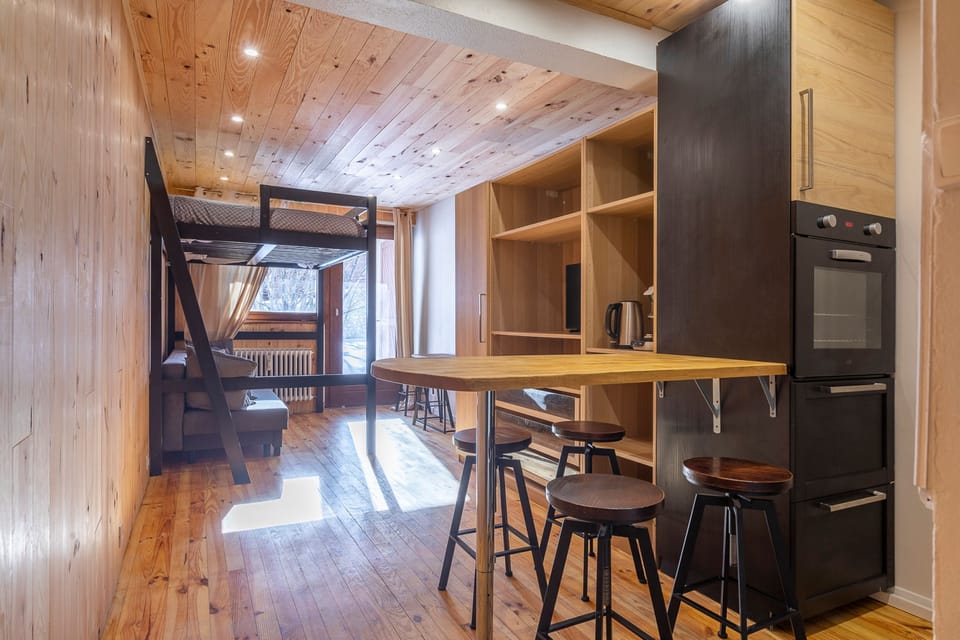 Studio, Ensuite, Mountain View (Avec Jardin - App 17) | Private kitchenette | Fridge, microwave, espresso maker, electric kettle