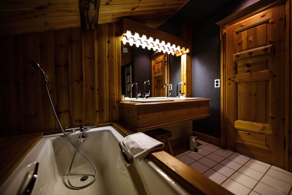 Family Suite | Bathroom | Free toiletries, hair dryer, slippers, towels