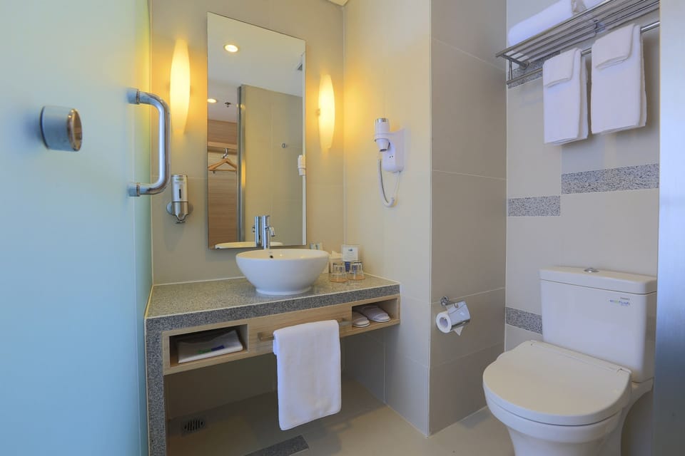 Shower, hydromassage showerhead, free toiletries, hair dryer
