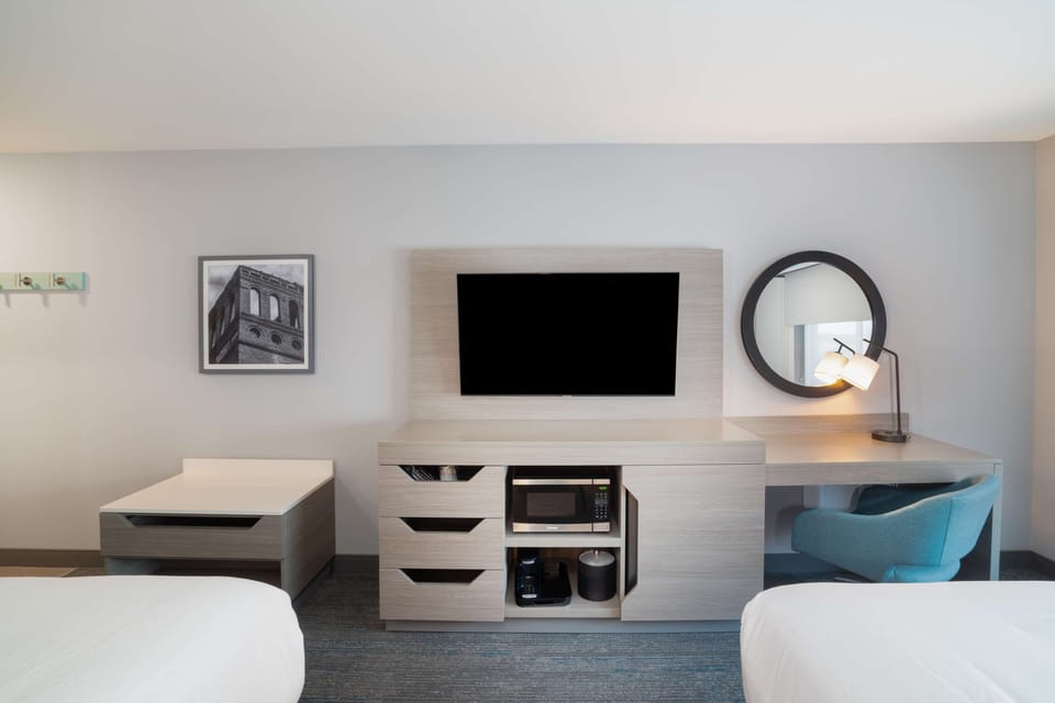 Room, 1 King Bed, Accessible, Bathtub | In-room safe, iron/ironing board, bed sheets