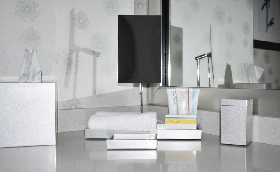 Combined shower/tub, rainfall showerhead, free toiletries, hair dryer