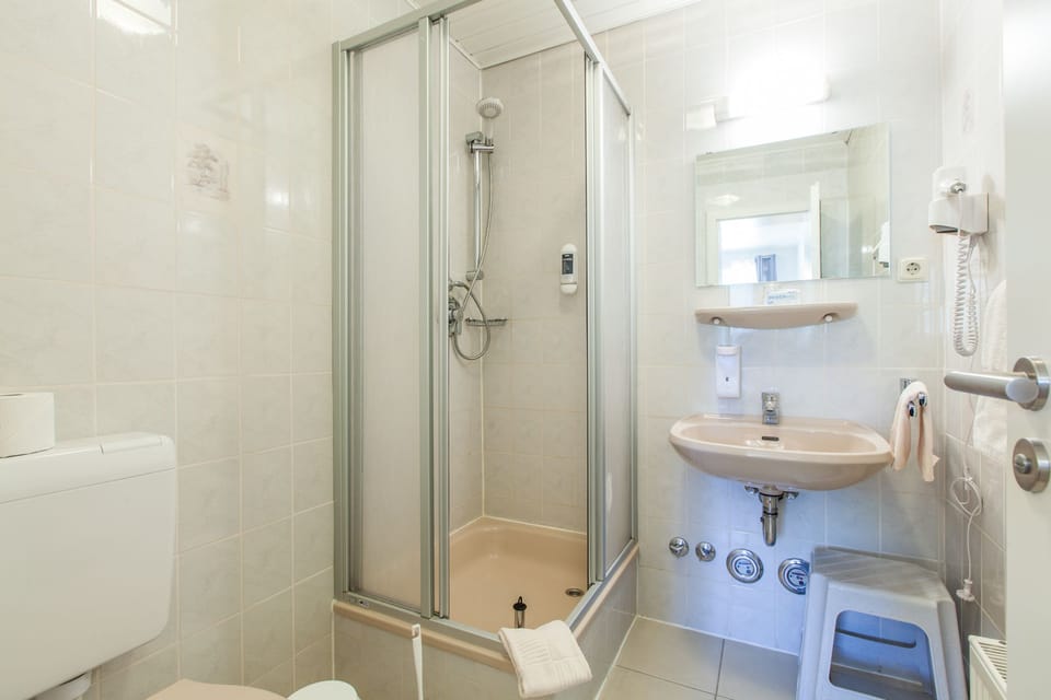 Classic Studio | Bathroom shower