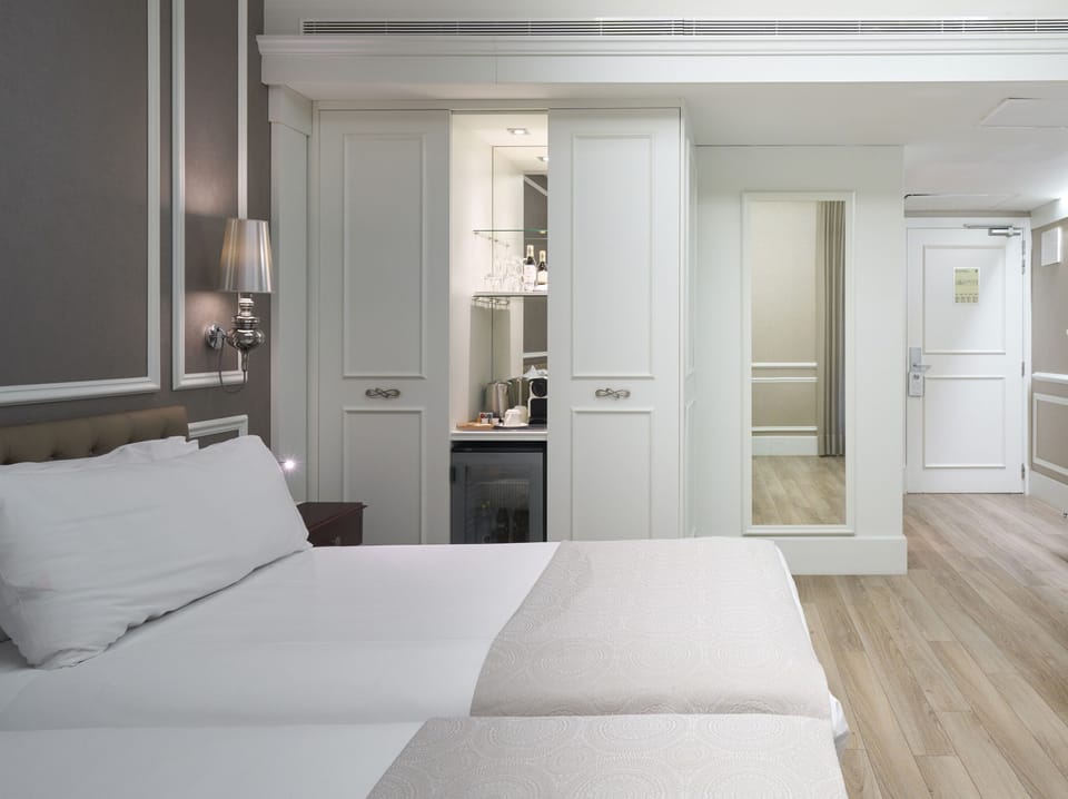 Family Room | Minibar, in-room safe, desk, blackout drapes