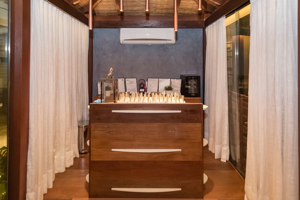 Couples treatment rooms, hot tub, body treatments, aromatherapy