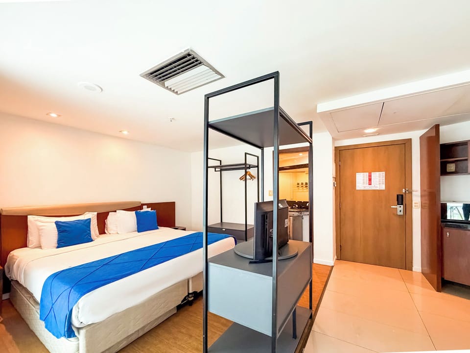 Classic Room, 1 Queen Bed | Minibar, in-room safe, desk, laptop workspace