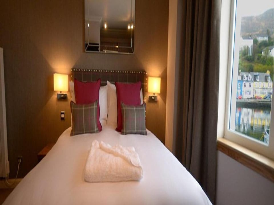 In-room safe, iron/ironing board, free WiFi, bed sheets