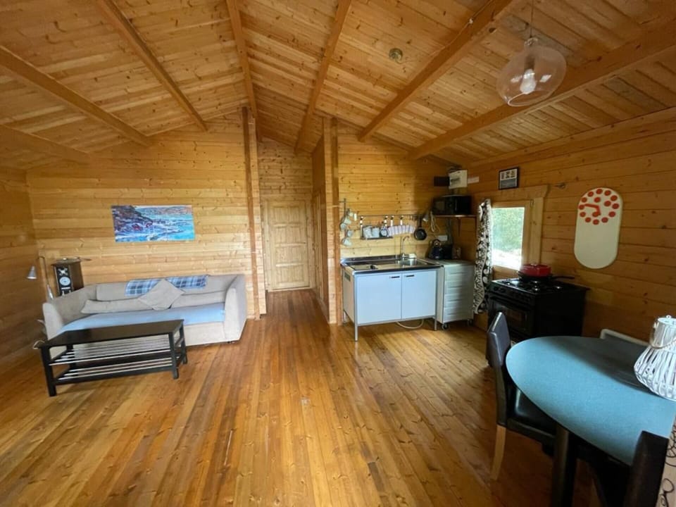 Cottage | 2 bedrooms, iron/ironing board, free WiFi, bed sheets