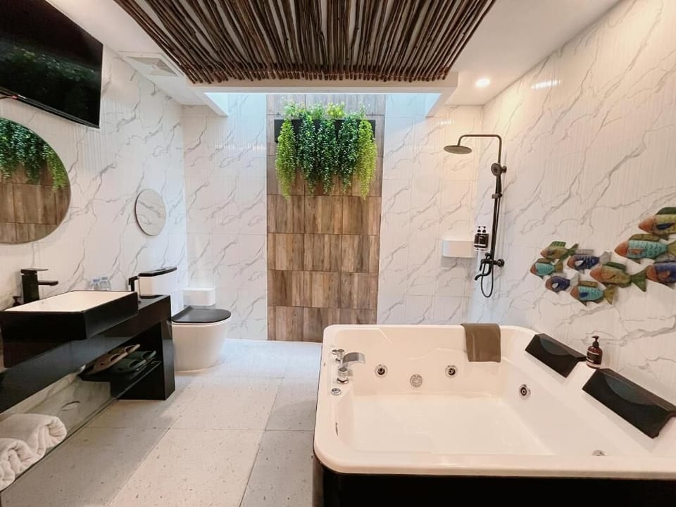 Executive Jacuzzi Room | Bathroom | Separate tub and shower, jetted tub, rainfall showerhead