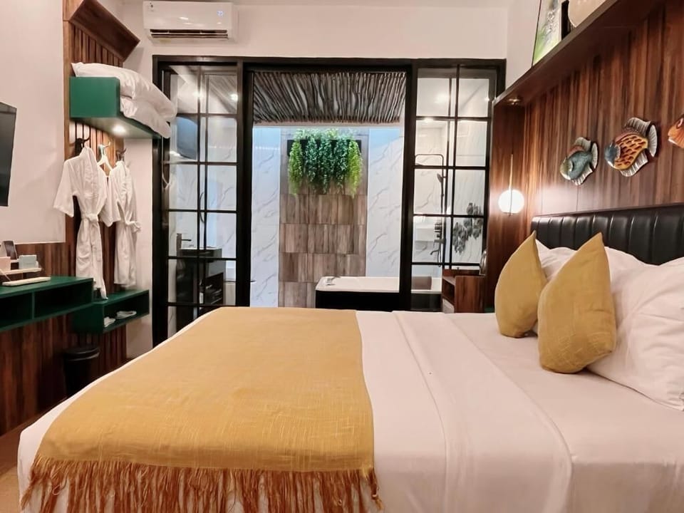 Executive Jacuzzi Room | Free minibar, in-room safe, desk, iron/ironing board