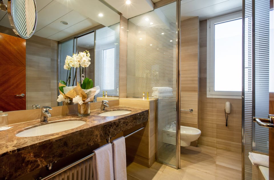 Suite | Bathroom | Eco-friendly toiletries, hair dryer, bidet, towels