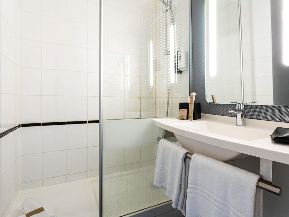 1 bedroom, premium bedding, pillowtop beds, desk