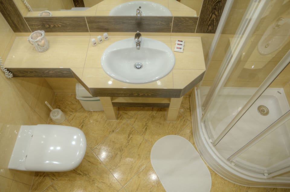 Shower, free toiletries, hair dryer, towels
