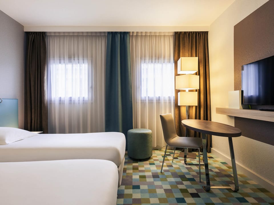 Family Room, Multiple Beds | In-room safe, desk, soundproofing, free cribs/infant beds