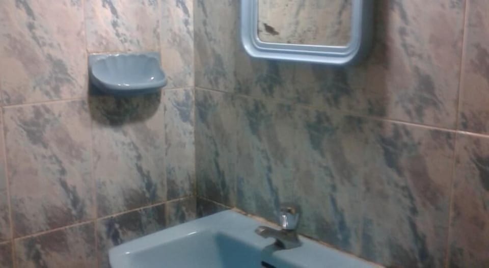 Shower, free toiletries, towels