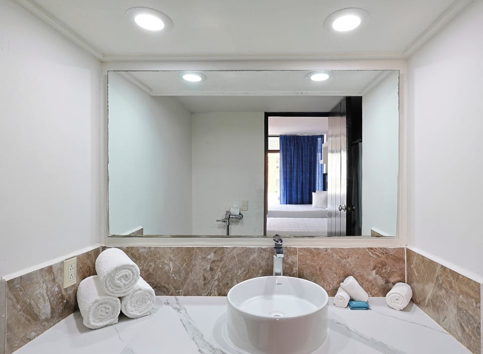 Superior Mountain View | Bathroom | Shower, towels, soap, shampoo